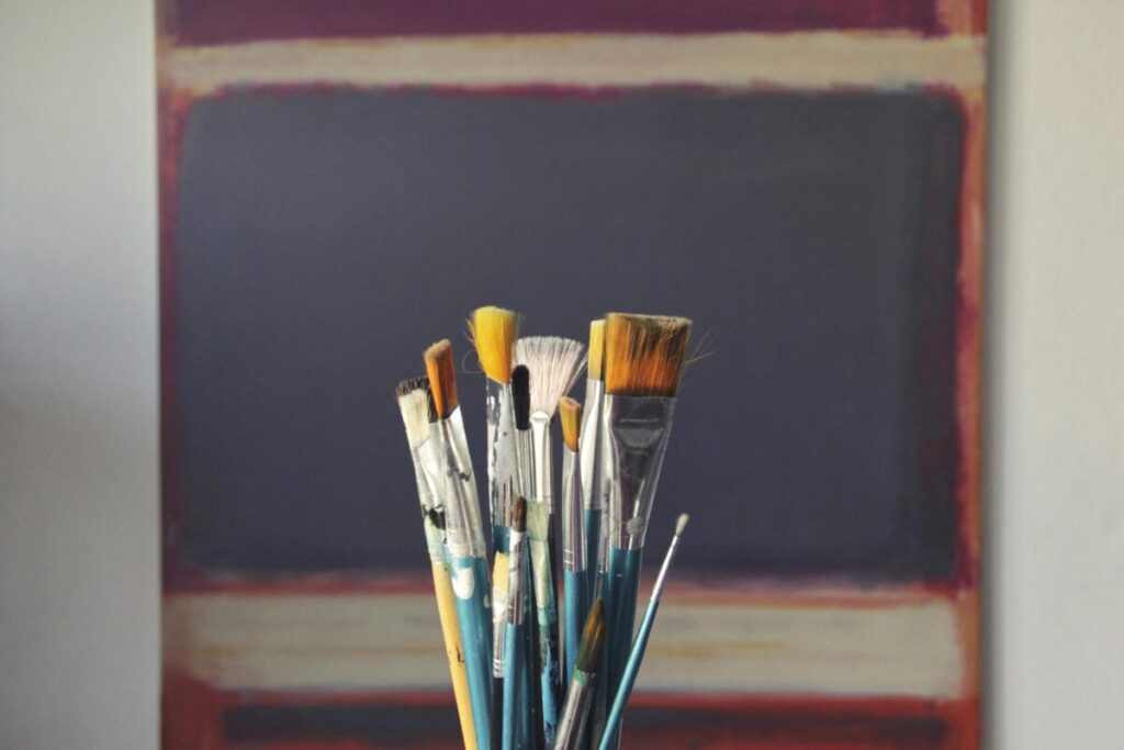 Integración cultural en la educación en México, estudiantes realizando actividades artísticas y educativas