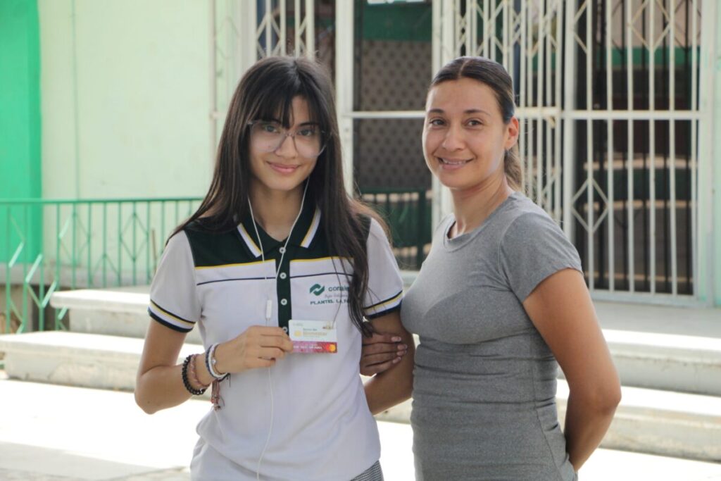 Jóvenes de Tlaxcala realizan el registro digital a la Beca Benito Juárez, un programa que apoya la equidad y la permanencia en la educación media superior.