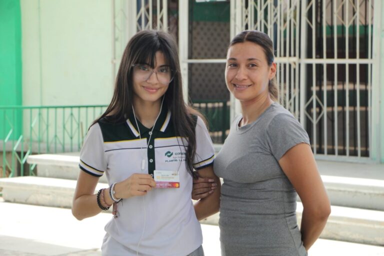 Jóvenes de Tlaxcala realizan el registro digital a la Beca Benito Juárez, un programa que apoya la equidad y la permanencia en la educación media superior.