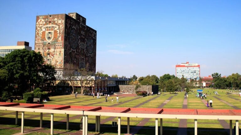 Fachada de la UNAM en Ciudad Universitaria con estudiantes durante paro parcial y clases virtuales