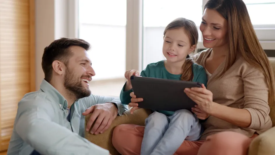 Padres e hijos compartiendo un momento juntos sin dispositivos para promover el bienestar digital.