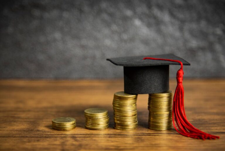 Estudiantes mexicanos trabajando en aula para impulsar innovación y desarrollo educativo.