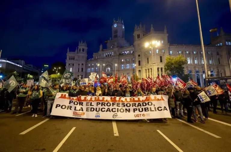 Profesores y alumnos participando en taller de la Internacional Antifascista de Educación para fomentar pensamiento crítico.