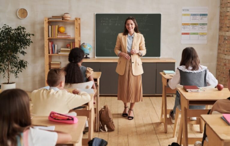 Grupo de estudiantes revisando materiales académicos en ciencias de la educación y pedagogía.