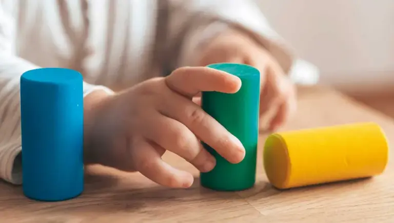 Niños en aula preescolar participando en actividades educativas durante su etapa de primera infancia.