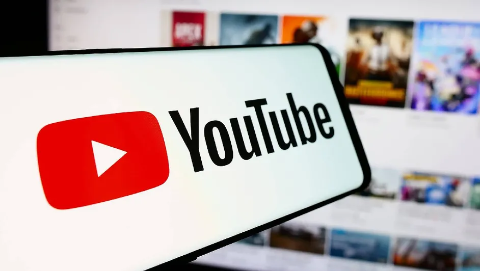 Estudiantes viendo un videoensayo en clase como recurso de aprendizaje audiovisual.