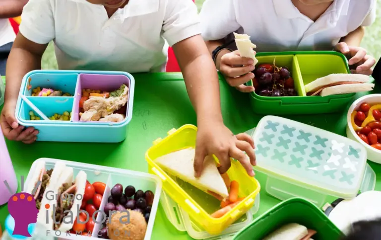 Niños participando en actividades de alimentación y salud que impulsan educación de calidad según la UNESCO.