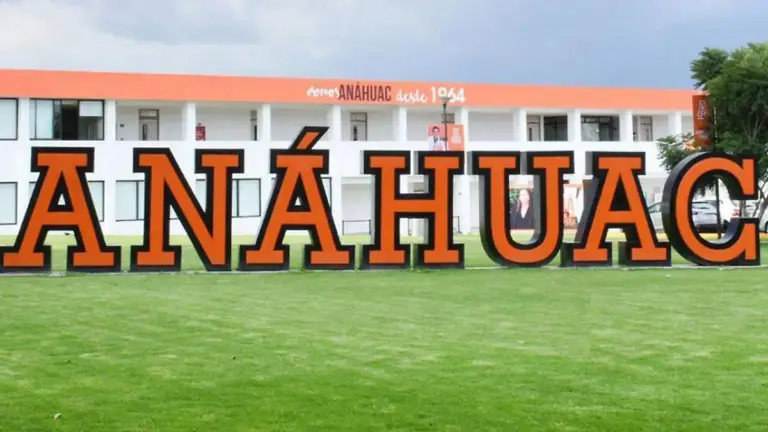 Representación de estudiantes y empresas colaborando en un evento académico dedicado a educación y empresa.