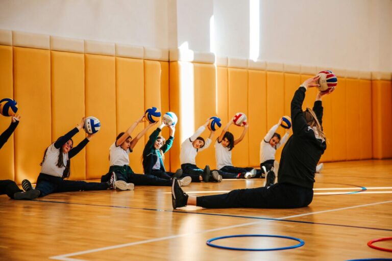 Estudiante en clase de educación física en una escuela pública de Argentina, con docentes observando el desempeño deportivo