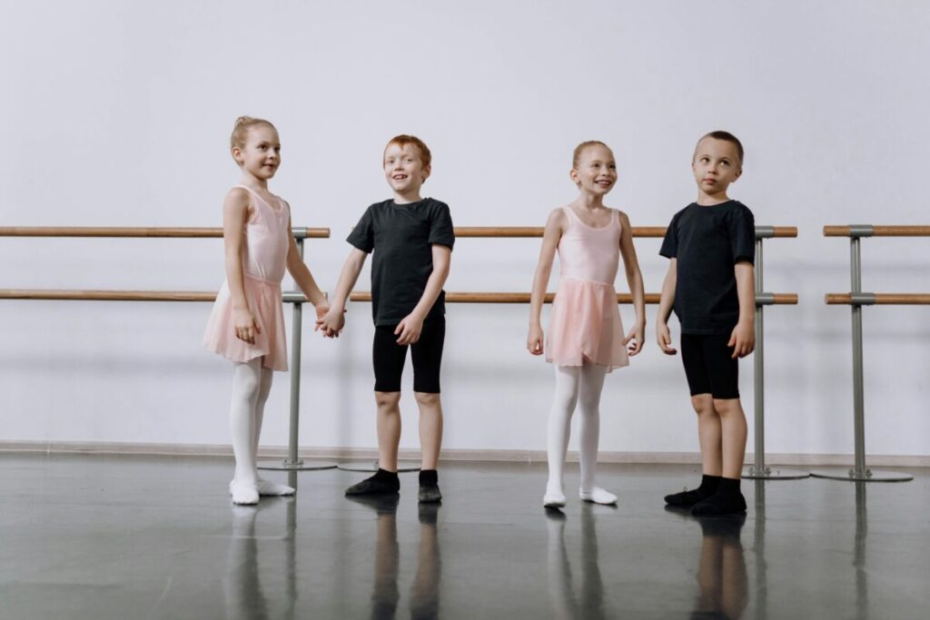 Niñas y niños participando en formación artística temprana en estudio de ballet en Perú