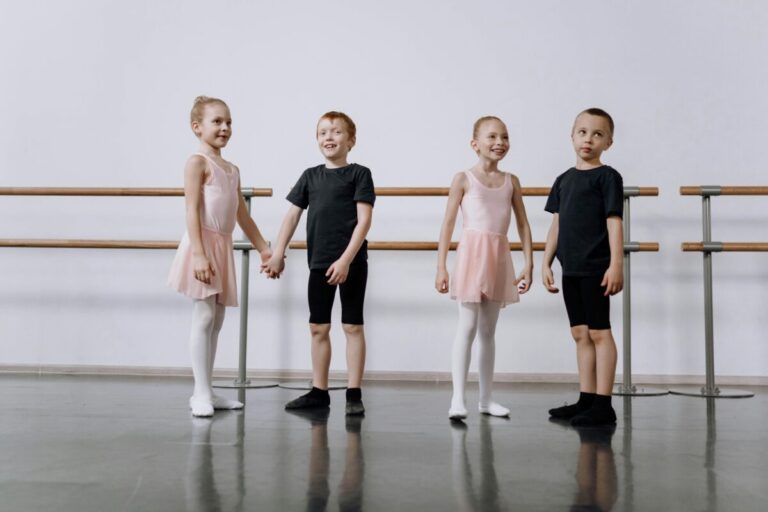 Niñas y niños participando en formación artística temprana en estudio de ballet en Perú