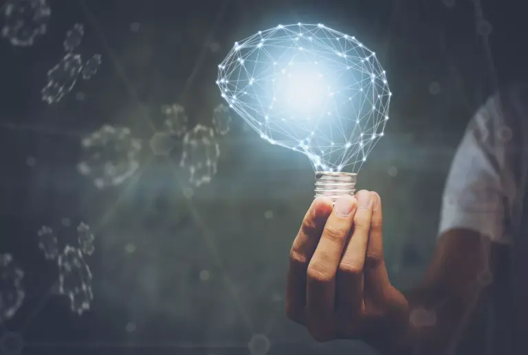 Equipo de educación e innovación en México trabajando en laboratorio tecnológico como muestra de inversión educativa.