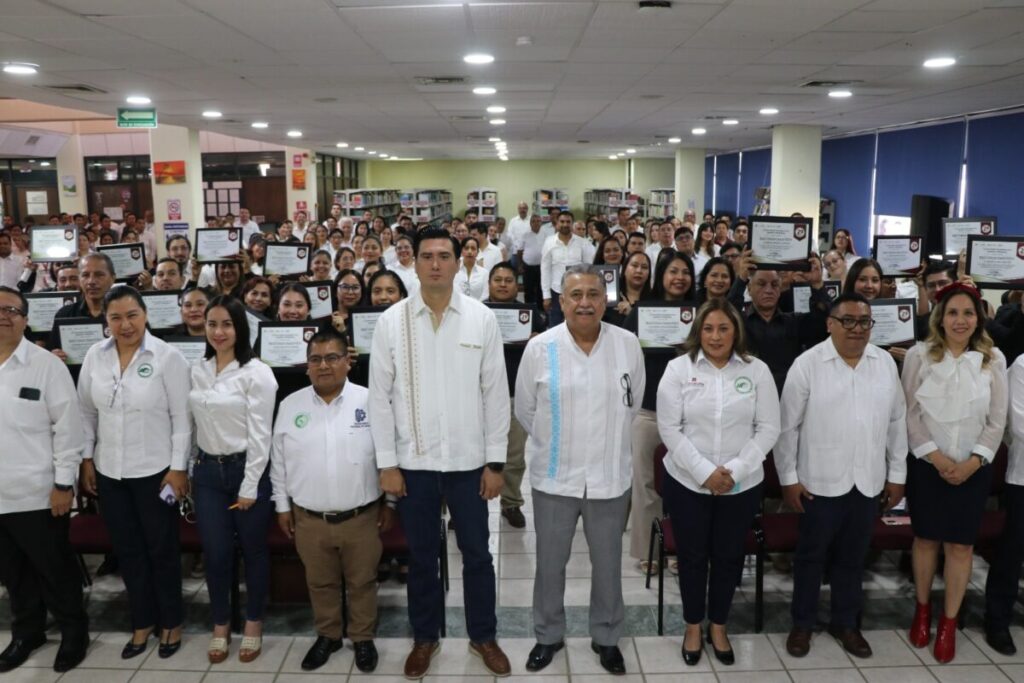 Comunidad de la UTHH reunida en un acto institucional que celebra educación de calidad en la Huasteca Hidalguense.