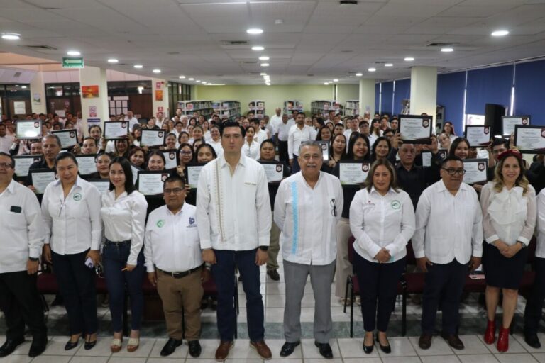 Comunidad de la UTHH reunida en un acto institucional que celebra educación de calidad en la Huasteca Hidalguense.