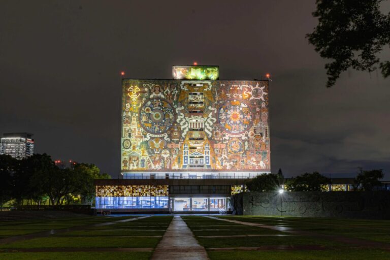 Estudiantes frente a una universidad pública con pancartas que defienden la autonomía y el pensamiento crítico