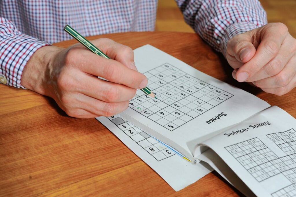 Paneles solares mostrando diferencias de iluminación asociadas al sombreado parcial fotovoltaico.