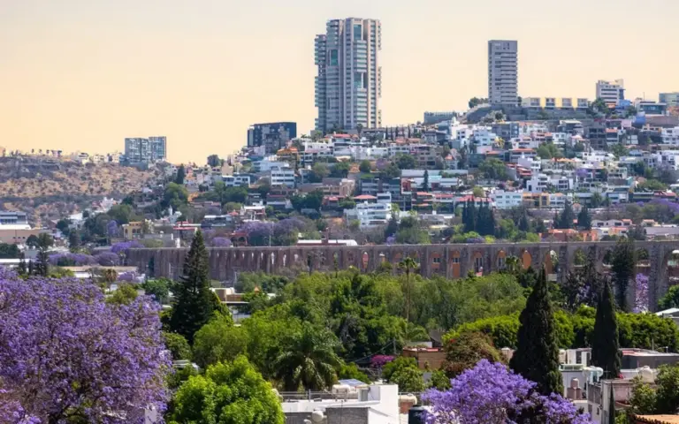 Escuela pública en Querétaro con estudiantes y docentes reflejando el reto de la inversión educativa en el presupuesto 2026.