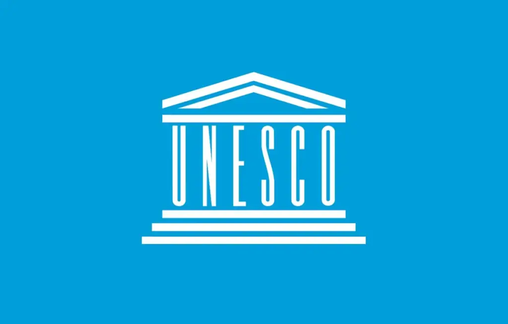 Investigadores consultan materiales del acervo sonoro reconocido por UNESCO que fortalece educación de calidad.