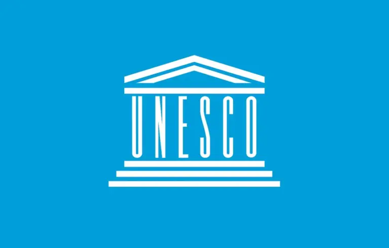Investigadores consultan materiales del acervo sonoro reconocido por UNESCO que fortalece educación de calidad.
