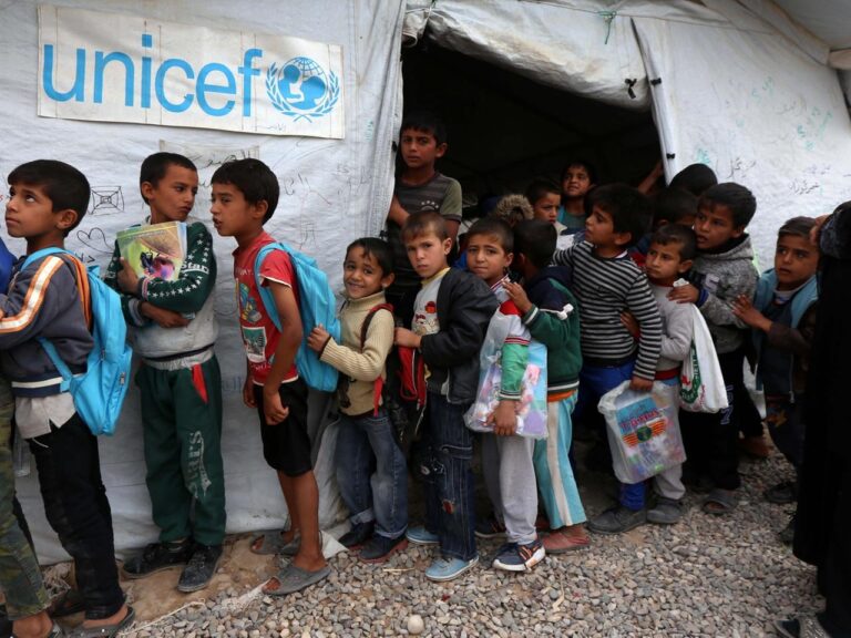 Niños en un espacio escolar precarizado que refleja la alerta de UNICEF sobre educación de calidad.