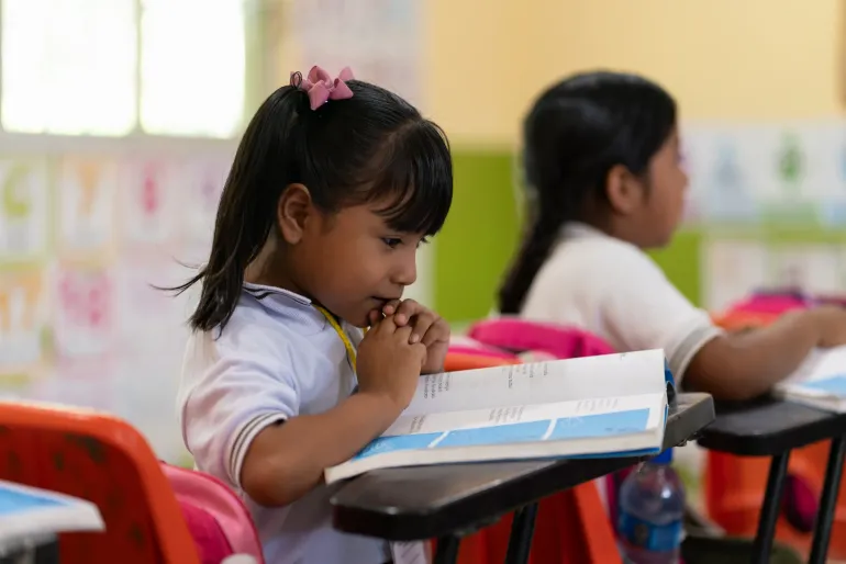 Educación bilingüe en primarias indígenas mejora aprendizajes, fortalece identidad cultural y promueve inclusión educativa en México.