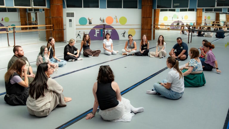Jóvenes dialogando en un taller europeo que impulsa liderazgo y educación en derechos humanos