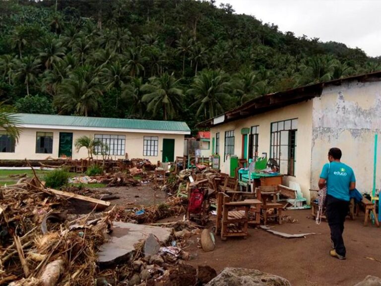 Educación en crisis: niños y jóvenes en entornos afectados por desastres naturales y emergencias continúan su aprendizaje con apoyo educativo adaptado.