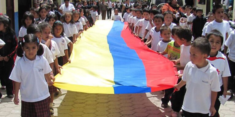 Cierre de escuelas en Colombia durante diciembre por fin del año escolar en preescolar, primaria y secundaria.