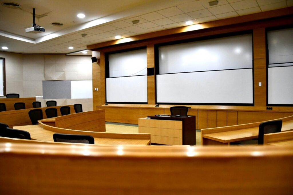 Aula universitaria vacía representa la escasez de profesores en Ciencias de la Salud en España