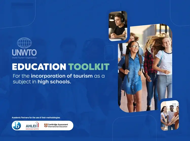 Jóvenes trabajando en proyectos escolares que ilustran educación en turismo y aprendizaje global