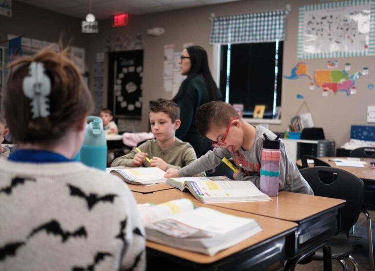 Estudiantes con discapacidad reciben apoyo en un aula de educación especial en Estados Unidos