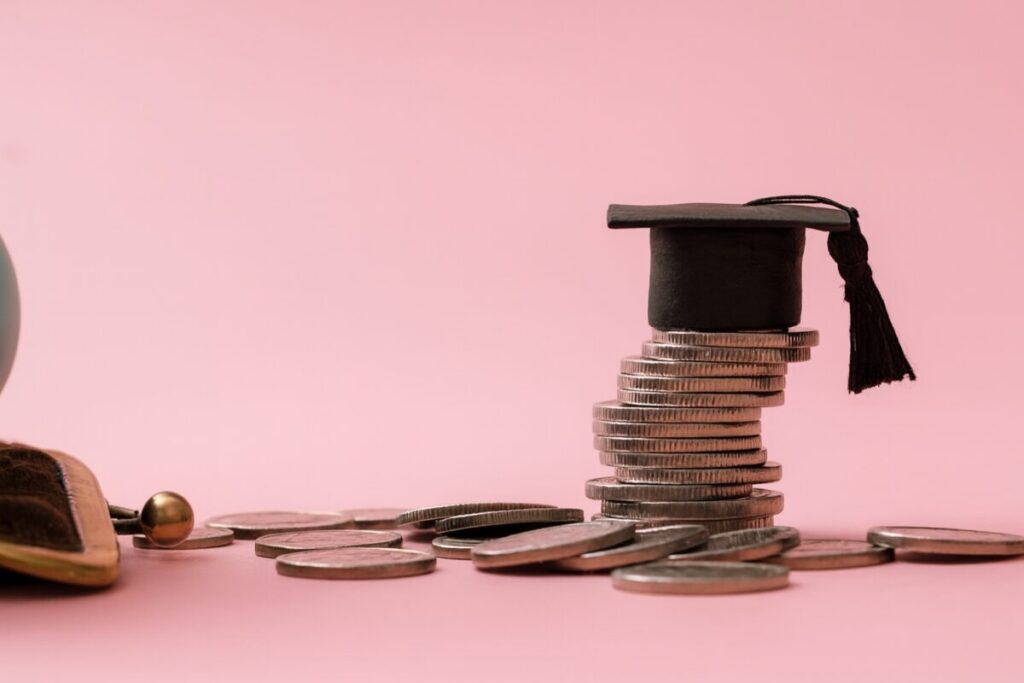 Mujeres vietnamitas y estudiantes aprenden sobre finanzas personales en talleres educativos comunitarios