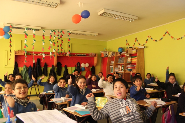 Docentes impartiendo clase en una escuela chilena que refleja el impacto de la desigualdad educativa