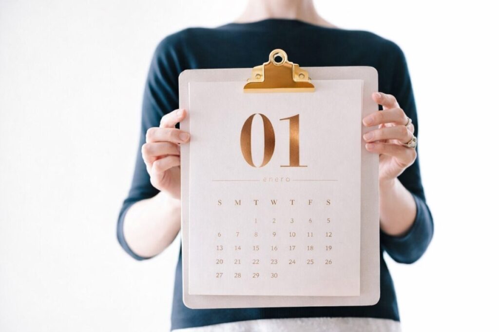 Mujer sostiene un calendario de enero, simbolizando el mejor momento para crear un hábito