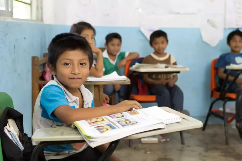 Gasto educativo en México y su impacto en escuelas públicas, estudiantes y equidad frente a países de la OCDE.