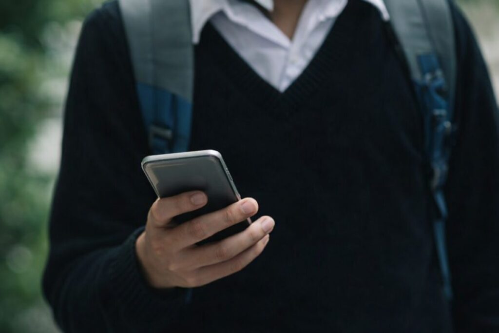 Estudiantes de primaria en México prestando atención en clase sin uso de celulares ni dispositivos móviles