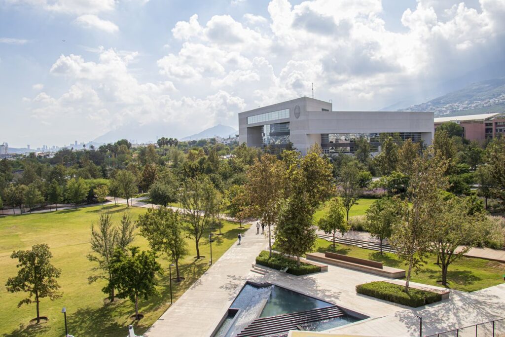 Campus sostenibles en educación superior integran gobernanza, tecnología y eficiencia ambiental frente al cambio climático.