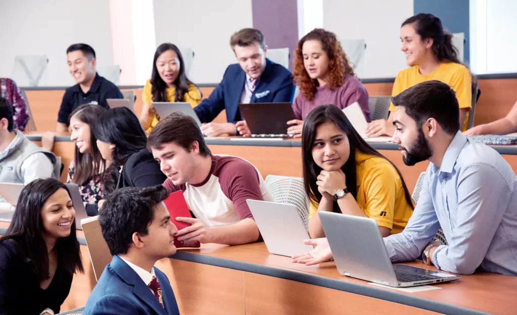 Mejores profesores de negocios enseñando en aulas universitarias con enfoque práctico y formación profesional.