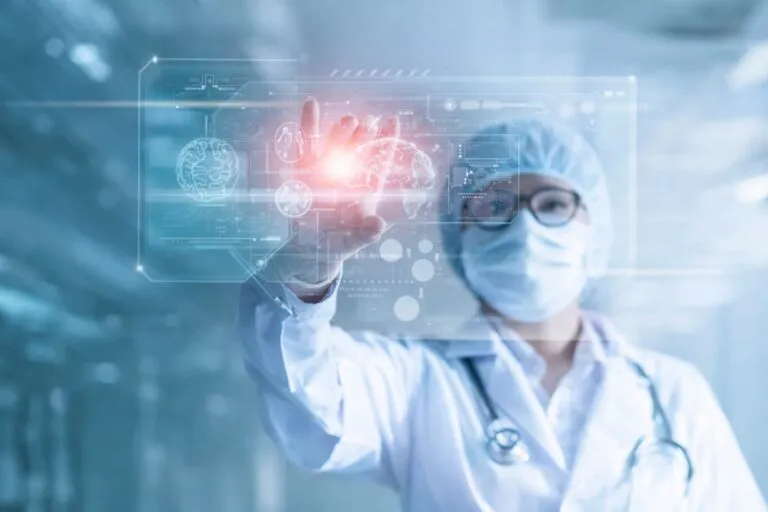 Profesional sanitario con mascarilla y bata médica interactuando con interfaz tecnológica, símbolo del avance en ciencia enfermera