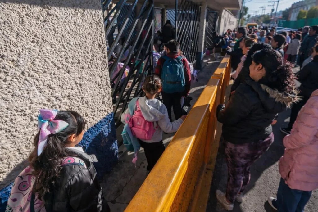 Estudiantes entrando a la escuela antes del megapuente escolar del 30 de enero al 2 de febrero confirmado por la SEP