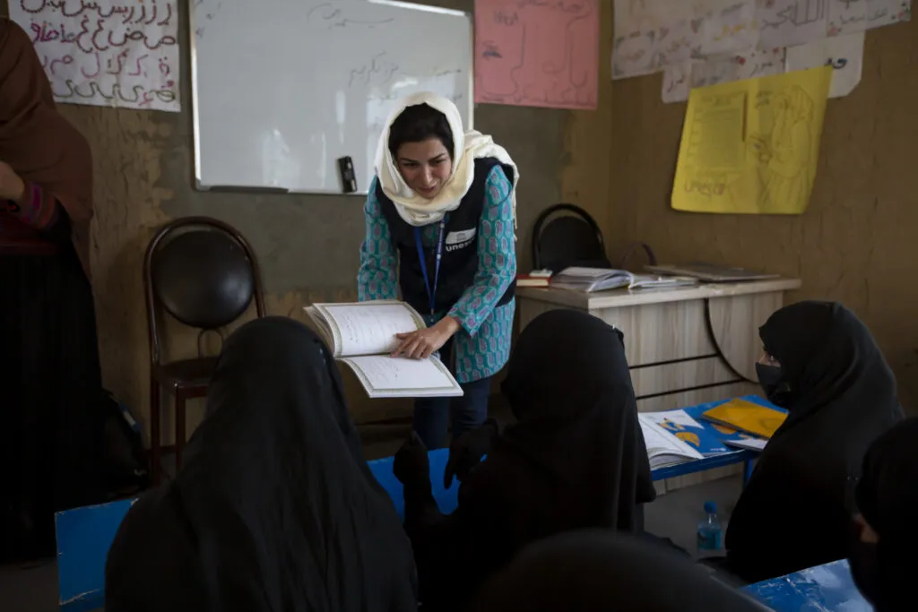 Programas de educación en crisis en Afganistán y Haití impulsados por UNESCO y la Unión Europea para ampliar acceso y calidad educativa.