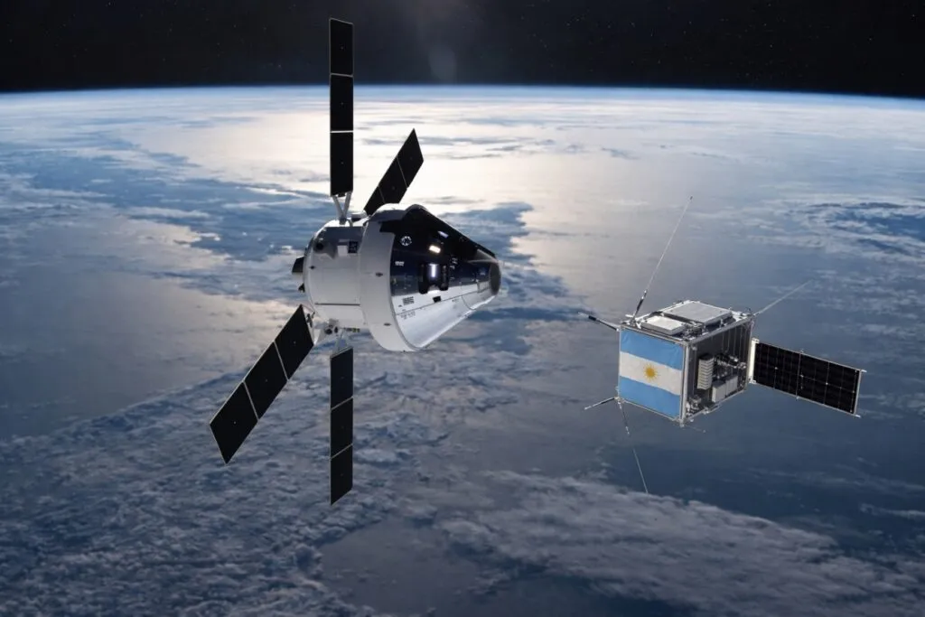Representación fotorealista del microsatélite argentino Atenea en el espacio, como parte de la misión Artemis II de la NASA