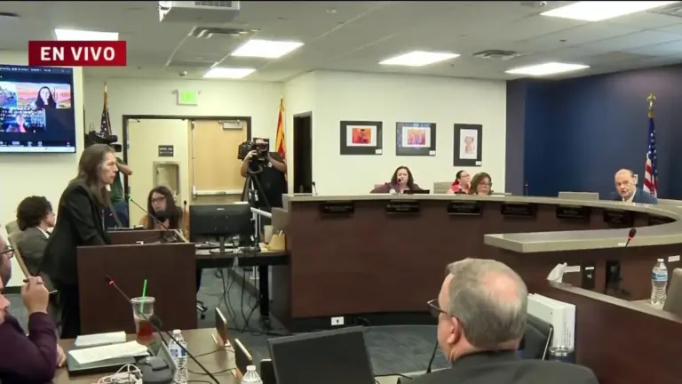 Revisión de estándares de educación en Arizona refleja el debate sobre diversidad, equidad e inclusión en escuelas públicas.