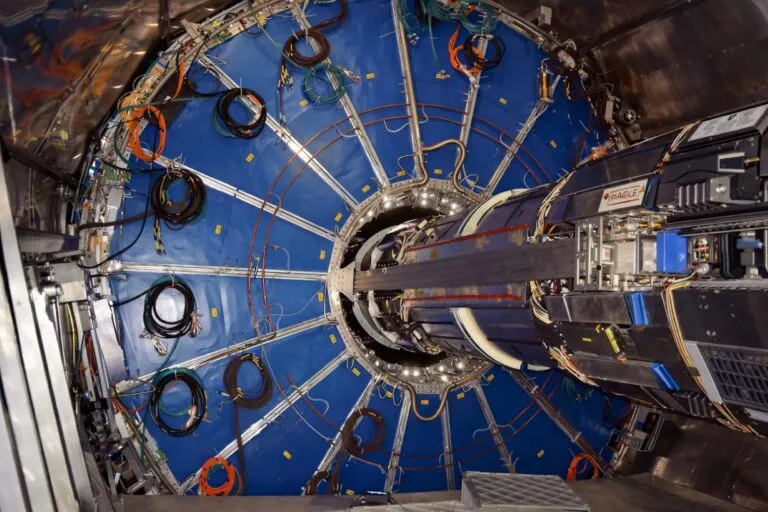 Vista interior del Gran Colisionador de Hadrones mostrando parte del experimento ALICE donde colabora la UNAM