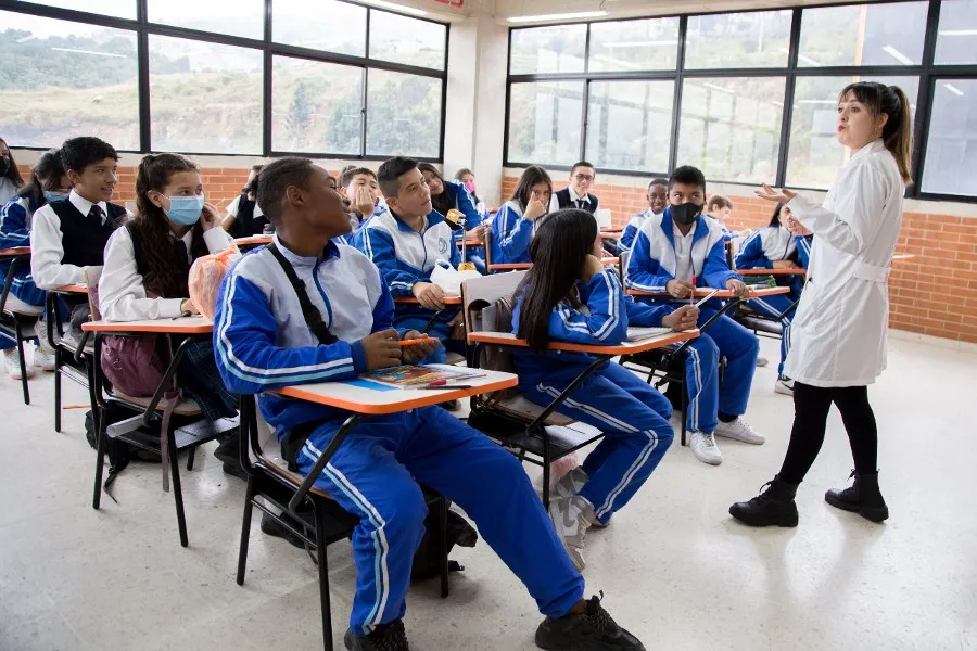 Educación en conflicto en Colombia con escuelas y estudiantes protegidos como parte de una estrategia nacional e internacional