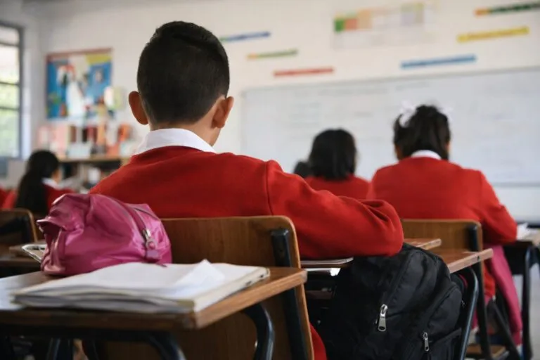Estudiantes mexicanos en secundaria pública, reflejo de cómo la educación básica es un límite para acceder a la universidad