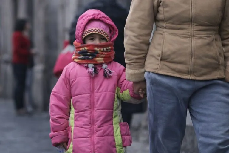 Estudiantes llegan abrigados a clases presenciales pese al frente frío en Nuevo León