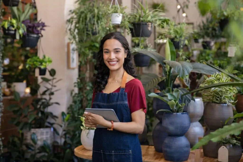 Mujer joven en México emprendiendo en una tienda de plantas tras recibir educación emprendedora