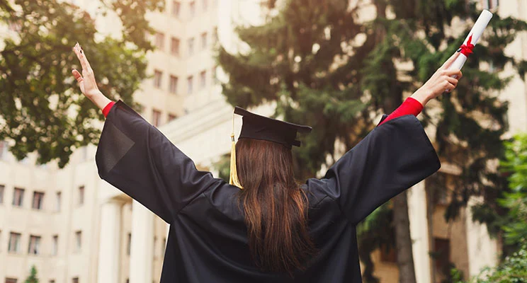 Trabajadores en Estados Unidos muestran los desafíos del empleo sin título universitario en un mercado que aún prioriza credenciales académicas.