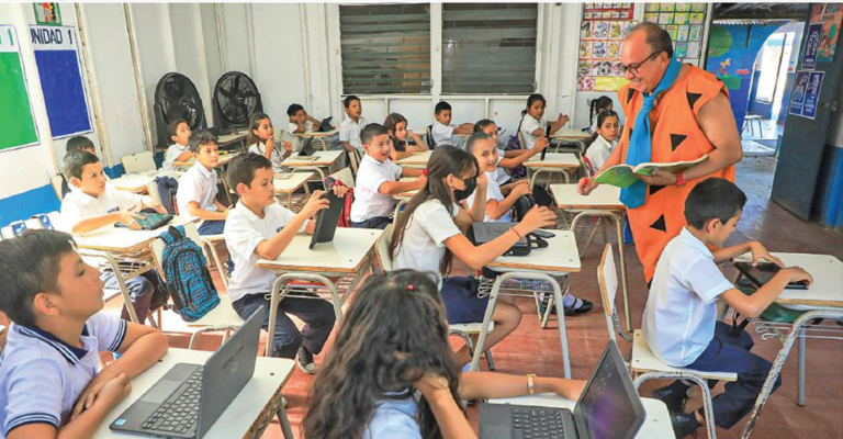 Educación con inteligencia artificial aplicada en escuelas públicas de El Salvador para personalizar el aprendizaje.